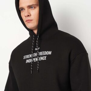 Напис Strength Freedom Independence на чорному худі Freedom